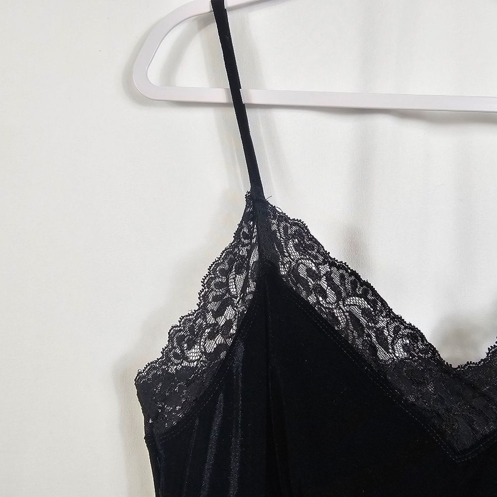 Elegant Black Velvet Lace Trim Dress - Picture 3 of 7